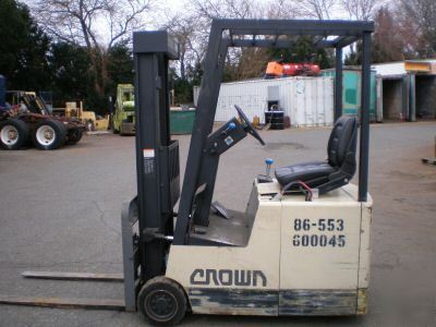 Crown electric three wheel forklift lift truck 3000 lbs