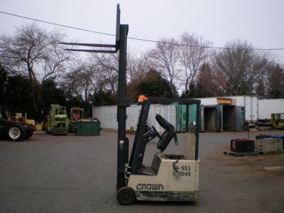 Crown electric three wheel forklift lift truck 3000 lbs