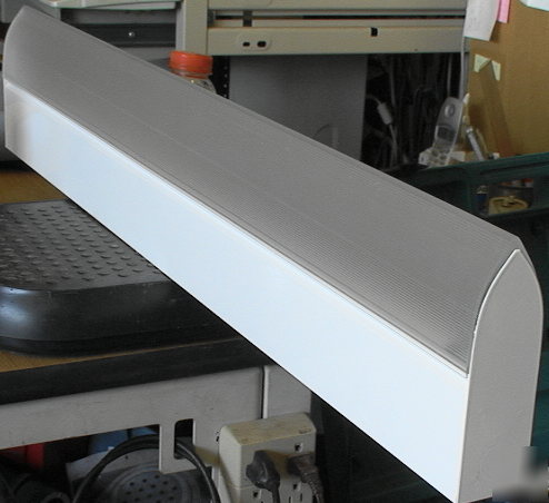 Holcor 277 volt 3-foot fluorescent light fixture
