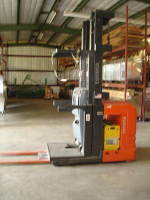 Order picker forklift toyota