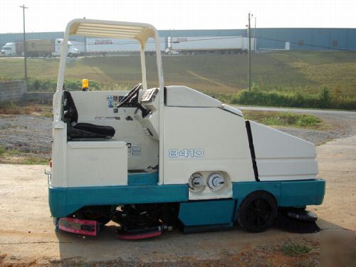 Tennant 8410 ride on floor sweeper/scrubber combo