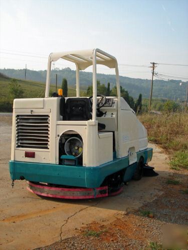 Tennant 8410 ride on floor sweeper/scrubber combo