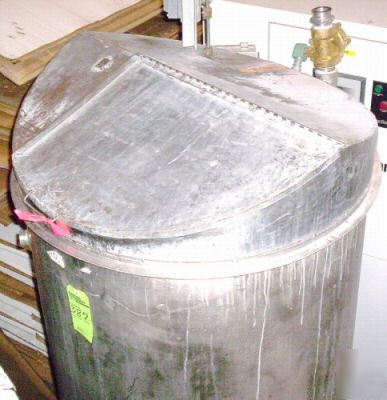 Stainless steel tank, 250 gallon, with center drain